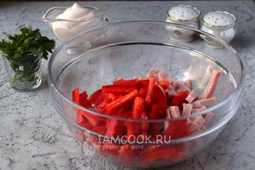 Вкусный и полезный: салат с ветчиной и болгарским перцем 02