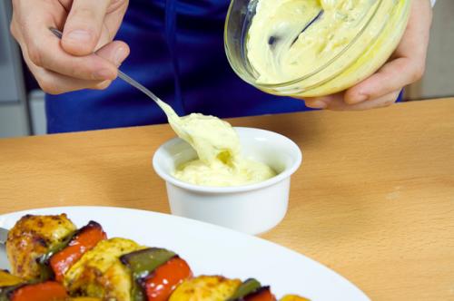 Можно ли заменить майонез на другой вид соуса. Чем заменить майонез. 10 интересных идей легких соусов