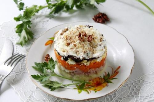 Как правильно сочетать вкусы и ароматы в салате с копчёным окорочком. 12 слоеных салатов с копченой курицей для тех, кто любит вкусно поесть
