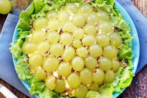 Как правильно сочетать вкусы и ароматы в салате с копчёным окорочком. 12 слоеных салатов с копченой курицей для тех, кто любит вкусно поесть