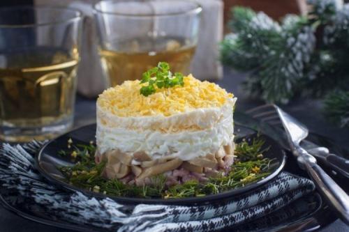 Как правильно сочетать вкусы и ароматы в салате с копчёным окорочком. 12 слоеных салатов с копченой курицей для тех, кто любит вкусно поесть