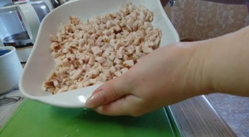 Какие овощи лучше всего сочетать с копчёным окорочком в салате. Салаты с копченой курицей — 7 вкусных и простых рецептов