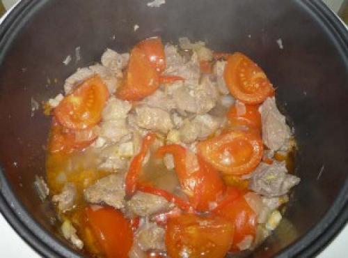 Свинина с болгарским перцем в мультиварке. Свинина, тушеная с помидорами в мультиварке