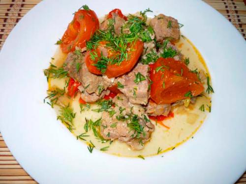 Свинина с болгарским перцем в мультиварке. Свинина, тушеная с помидорами в мультиварке
