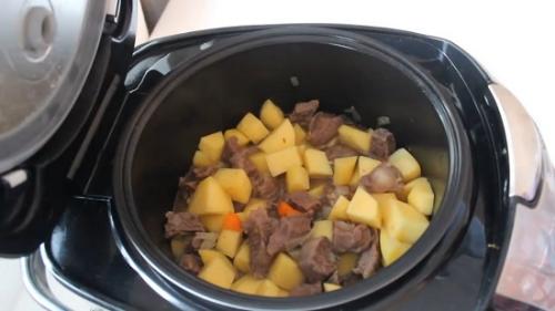 Говядина с картошкой и перцем в мультиварке. Рецепт тушеной картошки с мясом в мультиварке Поларис 20 Говядина с картошкой и перцем в мультиварке. Рецепт тушеной картошки с мясом в мультиварке Поларис 20