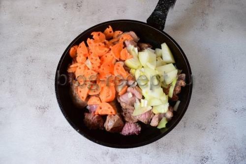 Говядина с картошкой тушеная. Говядина с картошкой, тушеные в кастрюле