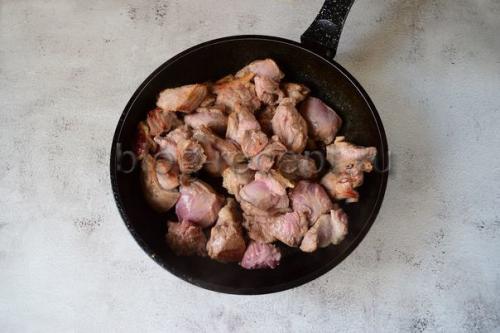 Говядина с картошкой тушеная. Говядина с картошкой, тушеные в кастрюле