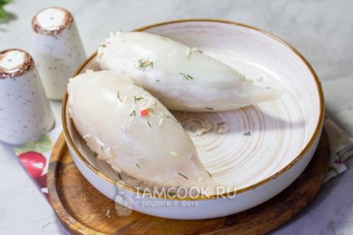 Необычный рецепт: фаршированный кальмар крабовыми палочками и яйцом 06 Необычный рецепт: фаршированный кальмар крабовыми палочками и яйцом 06