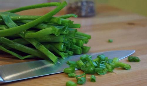 Какие соусы можно подавать к драникам с салом и луком. Соус для драников из майонеза, со сметаной, чесноком. Рецепт