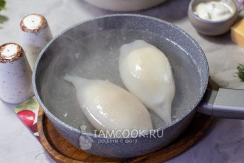 Необычный рецепт: фаршированный кальмар крабовыми палочками и яйцом 01 Необычный рецепт: фаршированный кальмар крабовыми палочками и яйцом 01