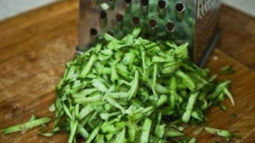 Какие соусы можно подавать к драникам с салом и луком. Соус для драников из майонеза, со сметаной, чесноком. Рецепт