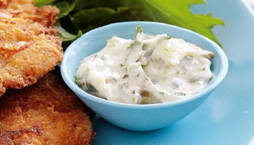 Какие соусы можно подавать к картофельным драникам с салом и луком. Соус для драников из майонеза, со сметаной, чесноком. Рецепт