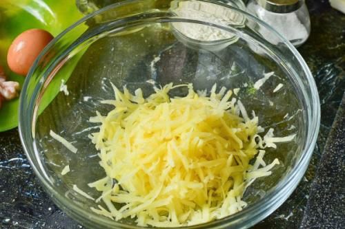 Картофельные драники с салом и луком: простой рецепт для домашней кухни 03 Картофельные драники с салом и луком: простой рецепт для домашней кухни 03