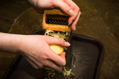 Как правильно смешать ингредиенты для драников. Драники картофельные: рецепт классический