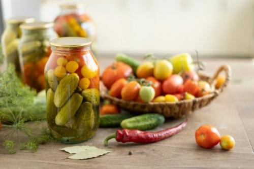 Какие блюда можно сочетать с хрустящими маринованными огурцами без сахара. 20 салатов с солеными огурцами, которые всегда получаются вкусными