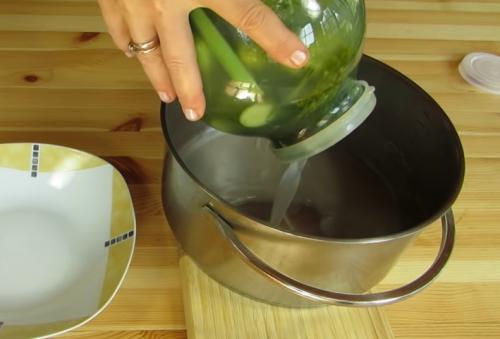 Засолка огурцов без кипятка. Солёные огурцы на зиму в банках холодным способом — 5 рецептов хрустящих огурцов