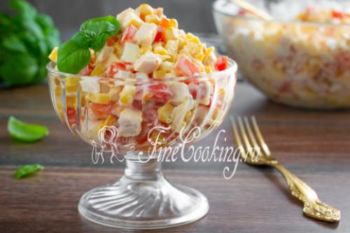 Салат с копченой курицей и сыром и помидорами. Ингредиенты: