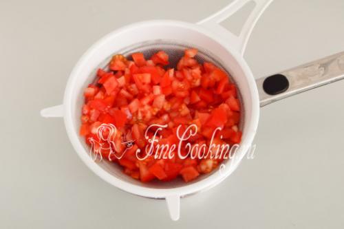 Салат с копченой курицей и помидорами. Ингредиенты: