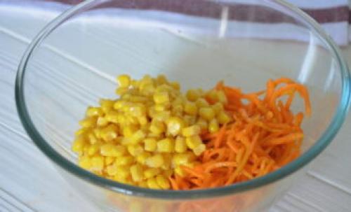 Салат с копченой курицей огурцом кукурузой. Салат с копченой курицей и кукурузой – 8 пошаговых рецептов приготовления