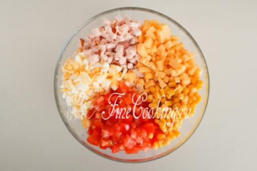 Салат с копченой курицей и помидорами. Ингредиенты: