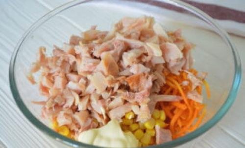 Салат с копченой курицей огурцом кукурузой. Салат с копченой курицей и кукурузой – 8 пошаговых рецептов приготовления