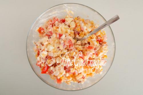 Салат с копченой курицей и сыром и помидорами. Ингредиенты: