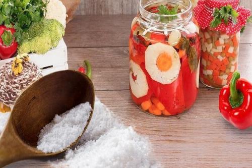 Можно ли использовать разные виды соли для засолки огурцов. Какой солью на зиму нужно солить огурцы и ее влияние на закатки