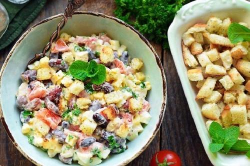 Салат с болгарским перцем и сухариками. 20 очень вкусных салатов с фасолью и сухариками