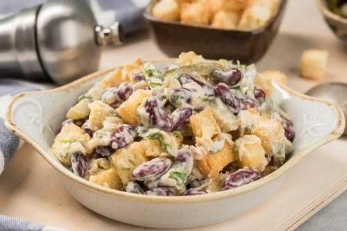 Салат с болгарским перцем и сухариками. 20 очень вкусных салатов с фасолью и сухариками