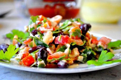 Салат с болгарским перцем и сухариками. 20 очень вкусных салатов с фасолью и сухариками