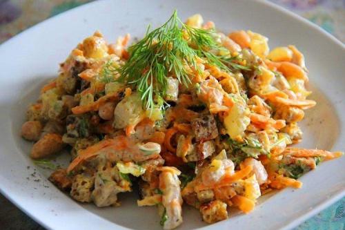 Салат с болгарским перцем и сухариками. 20 очень вкусных салатов с фасолью и сухариками