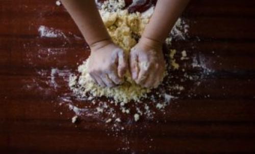 Пирожки из лихих 90-х с рисом и рыбными консервами. В духовке с яйцом