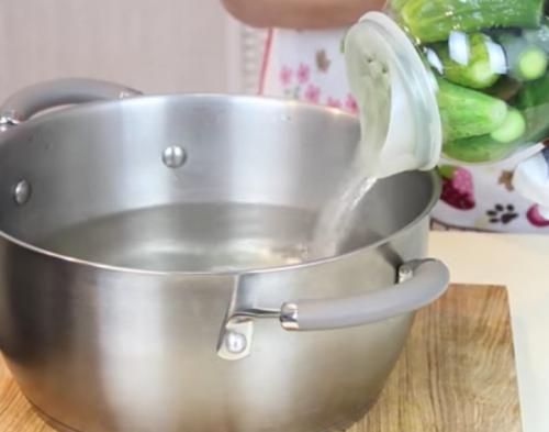 Как выбрать огурцы для приготовления маринованных огурцов с уксусом на зиму. Хрустящие маринованные огурцы на зиму в банках — 10 самых вкусных рецептов, пальчики оближешь