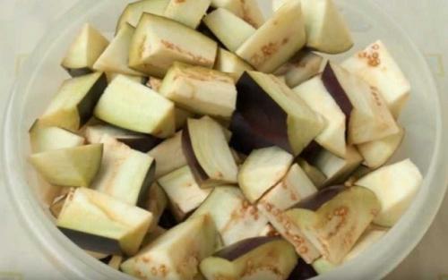 Лечо с баклажанами и перцем. Готовим лечо из баклажанов с томатами, луком и болгарским перцем