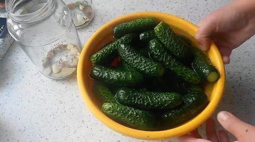 Огурцы маринованные на зиму рецепт на 1 литровую банку.. Самый вкусный рецепт консервированных огурцов на зиму на 1 литр