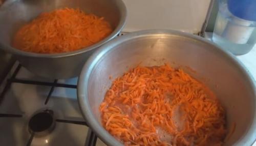 Лечо из помидор, перца, моркови лука. Лечо из помидор, перца, моркови и лука на зиму – рецепты «Пальчики оближешь»