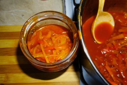 Лечо пальчики оближешь с чесноком. Лечо из перца, помидоров, лука и моркови