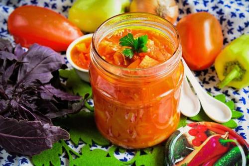 Лечо пальчики оближешь с чесноком. Лечо из перца, помидоров, лука и моркови