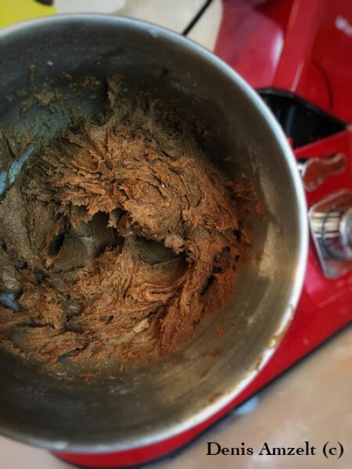 Чисто ржаной хлеб на закваске. 100% ржаной заварной хлеб на закваске.