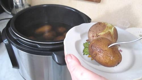 Запечь картошку в мультиварке без фольги. Такой знакомый и загадочный картофель