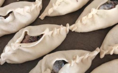 Расстегаи с консервированной рыбой. Расстегаи с консервированной сайрой — фото рецепт