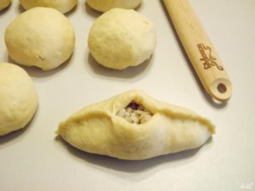 Расстегай с рыбой треугольником. Расстегаи с сайрой и рисом