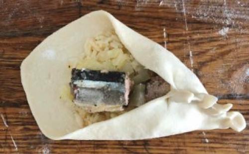 Расстегаи с консервированной рыбой. Расстегаи с консервированной сайрой — фото рецепт