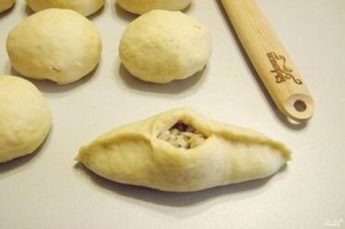 Расстегаи с консервированной рыбой и рисом. Расстегаи с сайрой и рисом