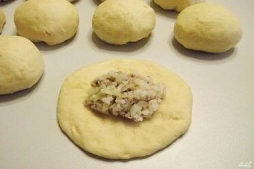 Расстегаи с консервированной рыбой и рисом. Расстегаи с сайрой и рисом