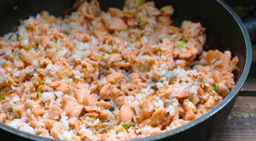 Пирог дрожжевой с рыбой и рисом 01