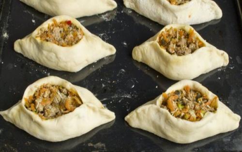Расстегай с рыбой треугольником. Рецепт домашних расстегаев с мясом