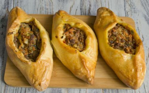 Расстегай с рыбой треугольником. Рецепт домашних расстегаев с мясом