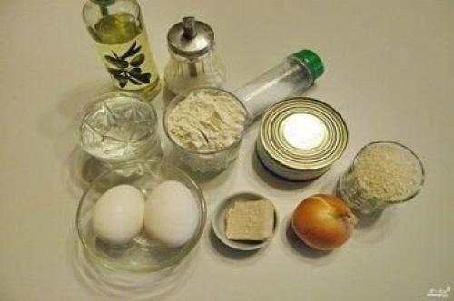 Расстегаи с консервированной рыбой и рисом. Расстегаи с сайрой и рисом