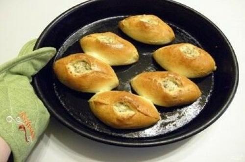 Расстегаи с консервированной рыбой и рисом. Расстегаи с сайрой и рисом